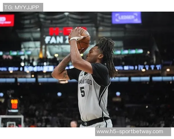 克洛尼首节表现惊艳4投3中砍下12分2篮板引领球队攻势